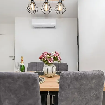 Castel L Apartman